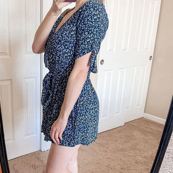 Faithfull The Brand Oslo Mini Dress in Blue Ditsy Floral 4 - Picture 7 of 15